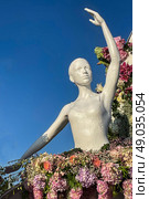 Dancing ballerina in flower arrangement "Petersburg is happiness" at the International Flower Festival in St. Petersburg (2024 год). Стоковое фото, фотограф Регина Ерофеева / Фотобанк Лори