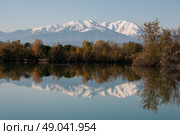 Caniou and autumnal colour reflected in a still lake. Стоковое фото, агентство Ingram Publishing / Фотобанк Лори