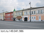 Город Рыбинск, Ярославская область, Россия. Крестовая улица летним днем. Дом доходный Кашиной – "Торгового дома братьев Перегожиных" (дом Седова). Крестовая, 11 (2024 год). Редакционное фото, фотограф Елена Коромыслова / Фотобанк Лори