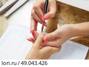 Nails painting with brush in Nail Salon woman hands. Стоковое фото, агентство Ingram Publishing / Фотобанк Лори