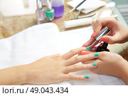 Nails painting with brush in Nail Salon woman hands. Стоковое фото, агентство Ingram Publishing / Фотобанк Лори