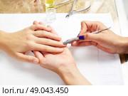 Cuticle pusher tool in nails salon woman hands treatment. Стоковое фото, агентство Ingram Publishing / Фотобанк Лори