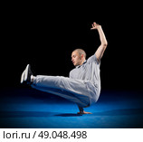 Breakdancer training on dark background. Стоковое фото, агентство Ingram Publishing / Фотобанк Лори