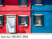 Colourfully painted house facade with windows on Burano island, province of Venice, Italy. Стоковое фото, агентство Ingram Publishing / Фотобанк Лори