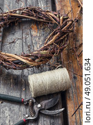 Weaving wreath of vines. Cut grape branches twisted into crown manually. Стоковое фото, агентство Ingram Publishing / Фотобанк Лори