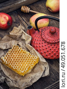 Honeycomb on piece of paper. Still life with honeycombs on  crumpled paper in rustic style. Стоковое фото, агентство Ingram Publishing / Фотобанк Лори