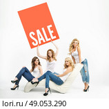 Attractive ladies promoting middle-season sale. Стоковое фото, агентство Ingram Publishing / Фотобанк Лори