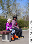 Little girl with her mother at park. Стоковое фото, агентство Ingram Publishing / Фотобанк Лори