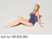 Young girl with diving mask on the beach. Стоковое фото, агентство Ingram Publishing / Фотобанк Лори