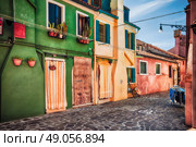 Colourfully painted house facade with windows on Burano island, province of Venice, Italy. Стоковое фото, агентство Ingram Publishing / Фотобанк Лори