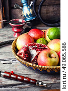 Smoking hookah and basket with apples,pomegranate and lime. Стоковое фото, агентство Ingram Publishing / Фотобанк Лори