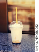 Vanilla frappe with plastic straw. Стоковое фото, агентство Ingram Publishing / Фотобанк Лори