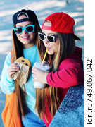 Two lovely girls hanging out. Стоковое фото, агентство Ingram Publishing / Фотобанк Лори