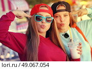 Two lovely girls hanging out. Стоковое фото, агентство Ingram Publishing / Фотобанк Лори