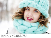 Beautiful young woman wearing merino wool pastel colors hat and scarf enjoying the fresh morning outdoors. Skin Care, Lip care, care of the eyelashes in the winter season. Стоковое фото, агентство Ingram Publishing / Фотобанк Лори
