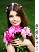Beautiful hippy bohemian fashion style model in beautiful lake environment. Brunette woman with flowers enjoying nature against nature background. Стоковое фото, агентство Ingram Publishing / Фотобанк Лори