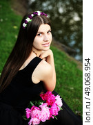 Beautiful hippy bohemian fashion style model in beautiful lake environment. Brunette woman with flowers enjoying nature against nature background. Стоковое фото, агентство Ingram Publishing / Фотобанк Лори