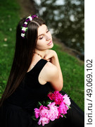 Beautiful hippy bohemian fashion style model in beautiful lake environment. Brunette woman with flowers enjoying nature against nature background. Стоковое фото, агентство Ingram Publishing / Фотобанк Лори