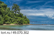 Beautiful seascape. A calm turquoise ocean. A rocky spit in the water. Green tropical vegetation against a background of blue sky and clouds. Malaysia. Borneo. Kota Kinabalu. Стоковое фото, фотограф Вера Ивановна Кубарева / Фотобанк Лори