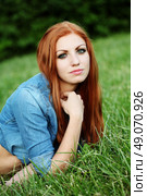 Outdoor fashion portrait of beautiful sensual red haired woman in jeans clothes with long hair. Стоковое фото, агентство Ingram Publishing / Фотобанк Лори