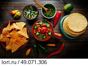 Frijoles charros mexican beans with chili pepper sides and tortillas. Стоковое фото, агентство Ingram Publishing / Фотобанк Лори
