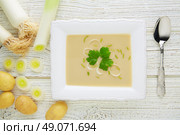 vichyssoise cream soup with leeks and potatoes on white wood table. Стоковое фото, агентство Ingram Publishing / Фотобанк Лори