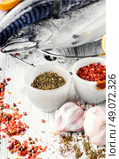 Thawed fresh fish mackerel with spices and marinade.Photograph high key. Carcasses frozen mackerel. Стоковое фото, агентство Ingram Publishing / Фотобанк Лори