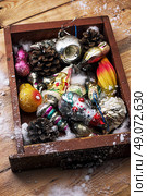 Christmas decorations in the old wooden box. Стоковое фото, агентство Ingram Publishing / Фотобанк Лори