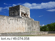 Temple of the Jaguar at the end of Great Ball Court for playing "pok-ta-pok" near Chichen Itza pyramid, Mexico. Стоковое фото, агентство Ingram Publishing / Фотобанк Лори