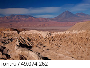view from Valle de la Muerte (Death Valley) on the volcanoes Licancabur and Juriques, Chile. Стоковое фото, агентство Ingram Publishing / Фотобанк Лори