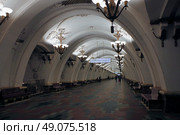 Центральный зал станции метро Арбатская на Арбатско-Покровской линии в Москве. Редакционное фото, фотограф Александр Кузнецов / Фотобанк Лори