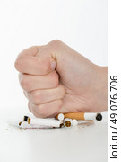 Slashing cigarettes. Стоковое фото, агентство Ingram Publishing / Фотобанк Лори