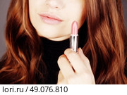Closeup portrait of beautiful brunette young woman model with nude makeup with perfect clean skin posing in studio for beauty photo shoot, retouched image. High fashion look. Стоковое фото, агентство Ingram Publishing / Фотобанк Лори