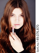 Closeup portrait of beautiful brunette young woman model with nude makeup with perfect clean skin posing in studio for beauty photo shoot, retouched image. High fashion look. Стоковое фото, агентство Ingram Publishing / Фотобанк Лори