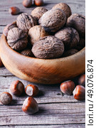 Autumn harvest walnuts and hazelnuts on wooden background. walnuts with hazelnuts. Стоковое фото, агентство Ingram Publishing / Фотобанк Лори