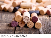 wine corks on old wooden table. Стоковое фото, агентство Ingram Publishing / Фотобанк Лори