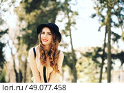Happiness, consumerism, fashion and people concept - smiling young trendy hipster girl on city background in the sunlight outdoor. Стоковое фото, агентство Ingram Publishing / Фотобанк Лори
