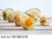 Gooseberries in bright light on a wooden table. Стоковое фото, агентство Ingram Publishing / Фотобанк Лори