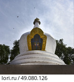 Low angle view of the stupa at Punakha Dzong, Punakha, Punakha Valley, Punakha District, Bhutan. Стоковое фото, агентство Ingram Publishing / Фотобанк Лори
