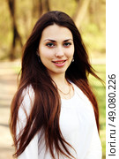 portrait of a beautiful brunette woman outdoors in the park. Стоковое фото, агентство Ingram Publishing / Фотобанк Лори
