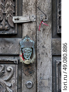 Detail of door knocker, Zona Centro, San Miguel de Allende, Guanajuato, Mexico. Стоковое фото, агентство Ingram Publishing / Фотобанк Лори