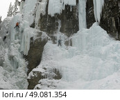 Ice climbers on frozen waterfall, Johnston Canyon, Banff National Park, Alberta, Canada. Стоковое фото, агентство Ingram Publishing / Фотобанк Лори