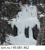 Ice climbers on frozen waterfall, Lake Louise, Banff National Park, Alberta, Canada. Стоковое фото, агентство Ingram Publishing / Фотобанк Лори