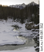 Stream flowing in snow covered valley in winter, Emerald Lake, Yoho National Park, British Columbia, Canada. Стоковое фото, агентство Ingram Publishing / Фотобанк Лори
