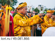 Launching a floating lotus-shaped flashlight into the water by the Cham people in honor of the goddess Ponagar at a Buddhist festival. NHA Trang, Vietnam - April 17th, 2025. Редакционное фото, фотограф Корчагина Анастасия / Фотобанк Лори