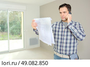 Builder ordering more supplies. Стоковое фото, агентство Ingram Publishing / Фотобанк Лори