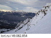 Snow covered valley with mountains in winter,  Kicking Horse Mountain Resort, Golden, British Columbia, Canada. Стоковое фото, агентство Ingram Publishing / Фотобанк Лори