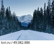 Snow covered road with mountains in winter, Emerald Lake, Yoho National Park, British Columbia, Canada. Стоковое фото, агентство Ingram Publishing / Фотобанк Лори
