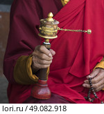 Buddhist monk holding prayer wheel, Memorial Chorten, Thimphu, Bhutan. Стоковое фото, агентство Ingram Publishing / Фотобанк Лори