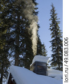 Smoke coming out of a chimney at Emerald Lake Lodge in winter, Emerald Lake, Yoho National Park, British Columbia, Canada. Стоковое фото, агентство Ingram Publishing / Фотобанк Лори